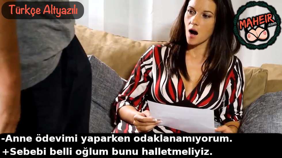 Siki kalktığı için ödevini yapamayan oğluna yardım eden anne