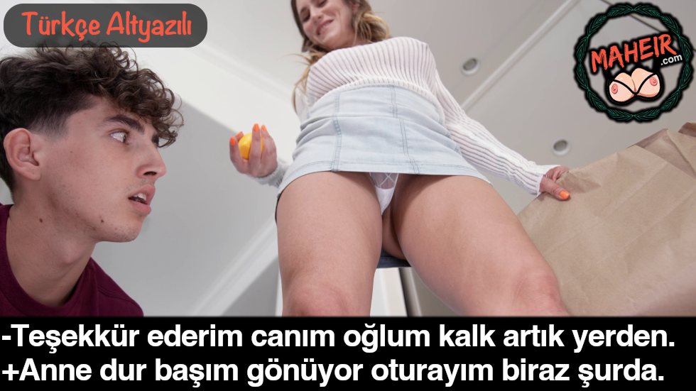 Yere Düşen Şeyleri Toplarken Annesinin Etek Altına Bakıyor